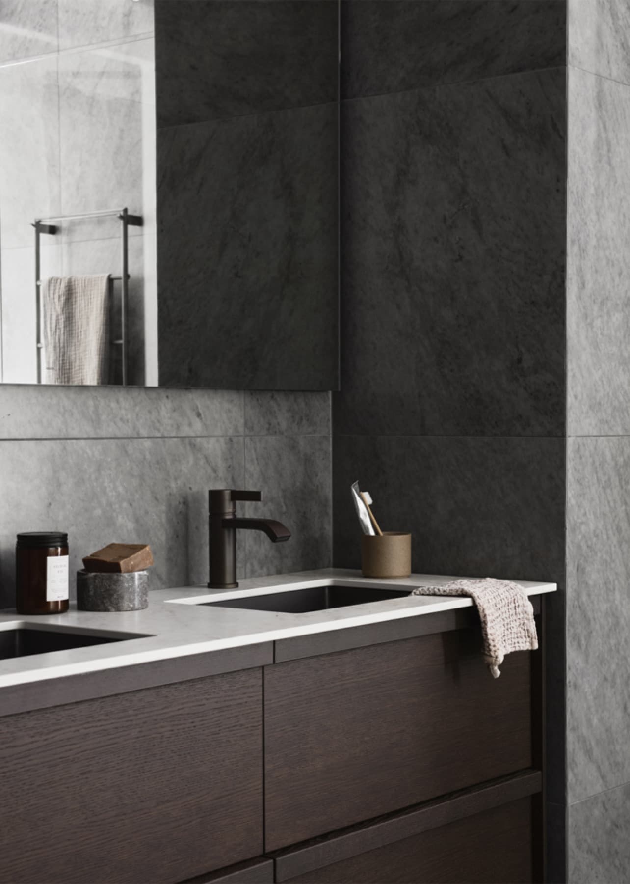 Detaljbilde fra mørkt spa-inspirert bad