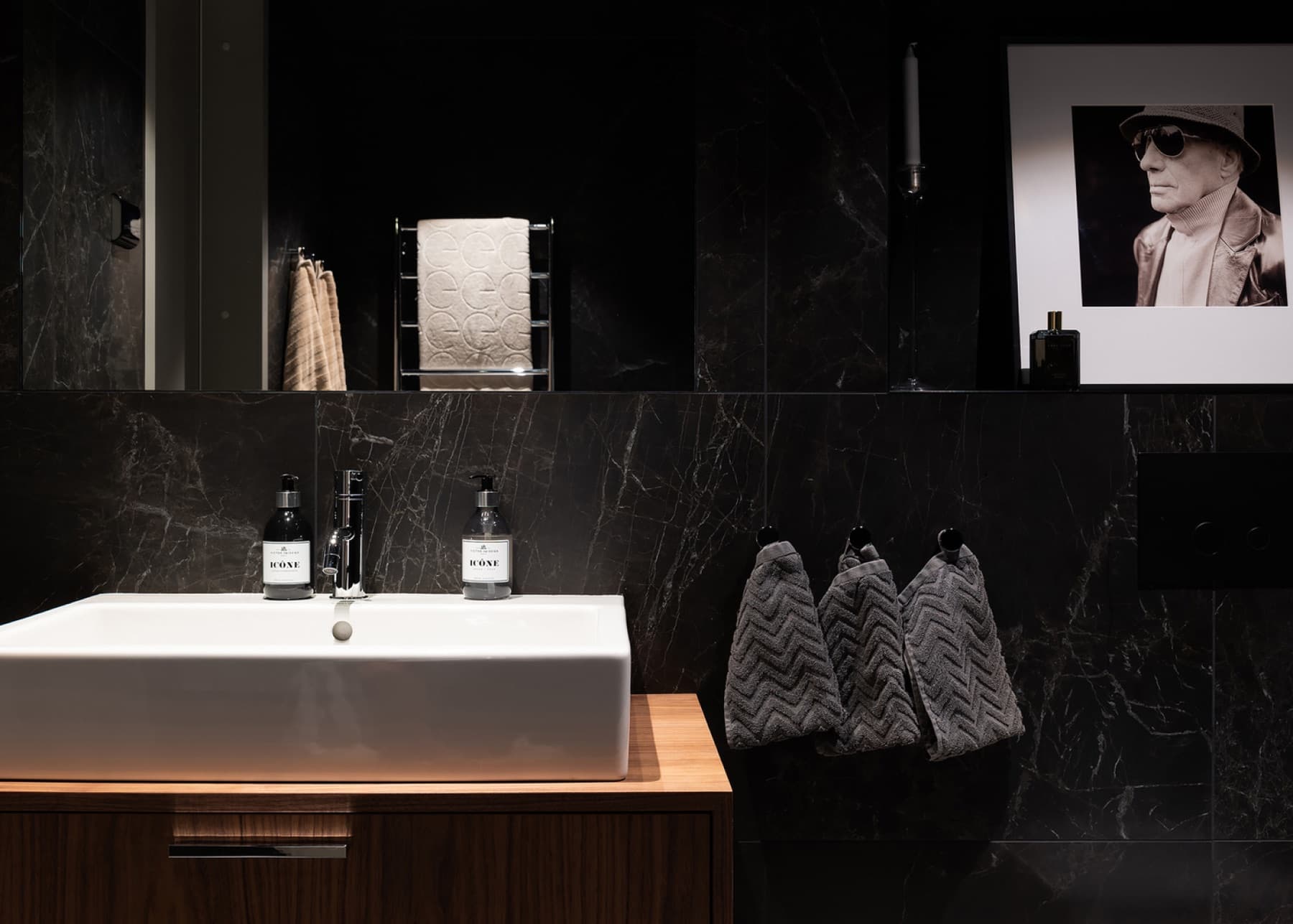 Helhetlig mørkt spa-bad med natursteinsuttrykk