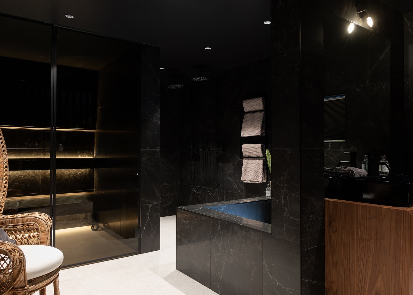 M Noir St Laurent Honed detaljbilde 1
